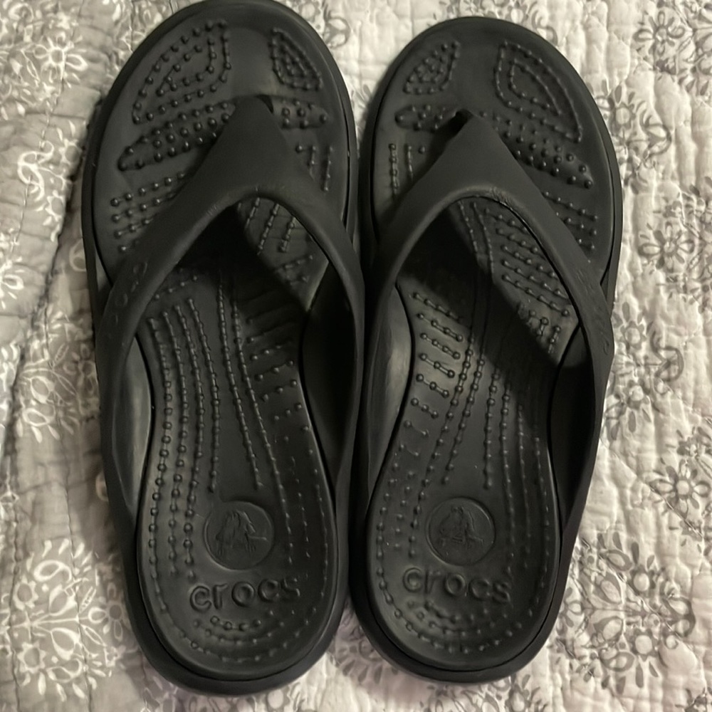 Crocs size 8 in women’s or 6 in mens